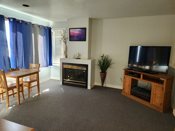 Room 4 Ground Floor Queen w/Fireplace Photo 1