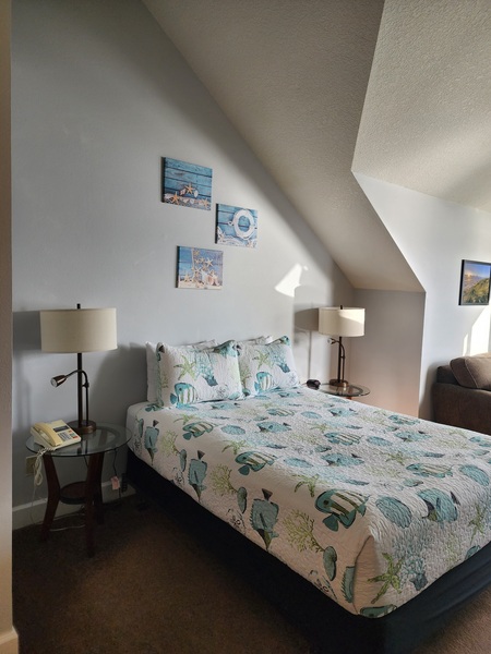 Room 12 Upper Queen w/Fireplace Photo 4