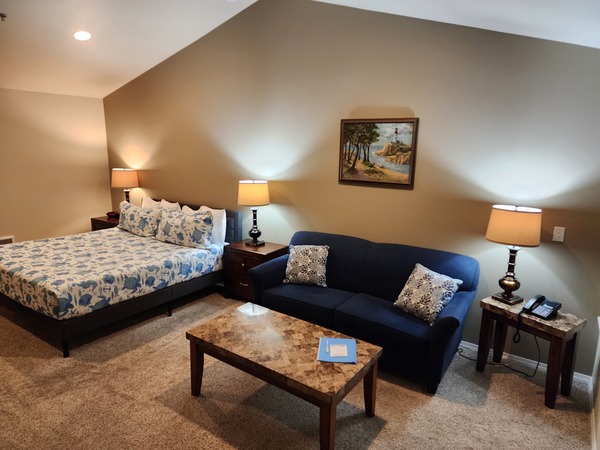 Upper East 19 King w/Balcony & Fireplace Photo 3