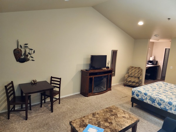 Upper East 19 King w/Balcony & Fireplace Photo 4