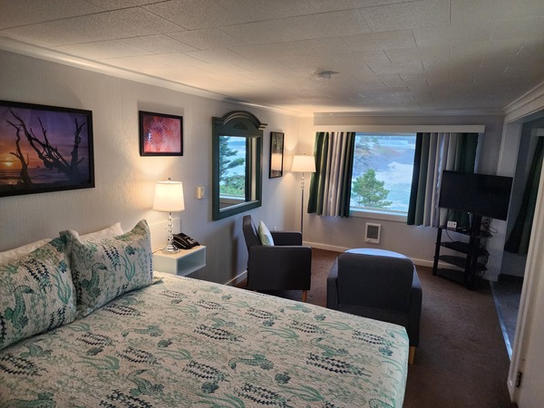 Room 8 Queen REMODELED Photo 7