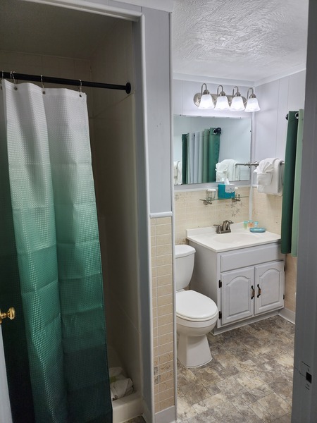 Room 8 Queen REMODELED Photo 6