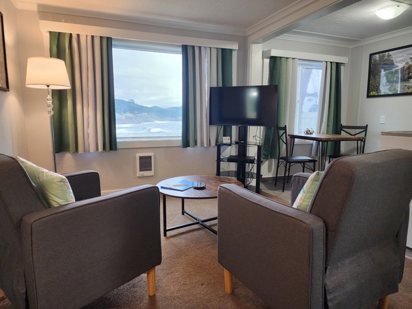 Room 8 Queen REMODELED Photo 4