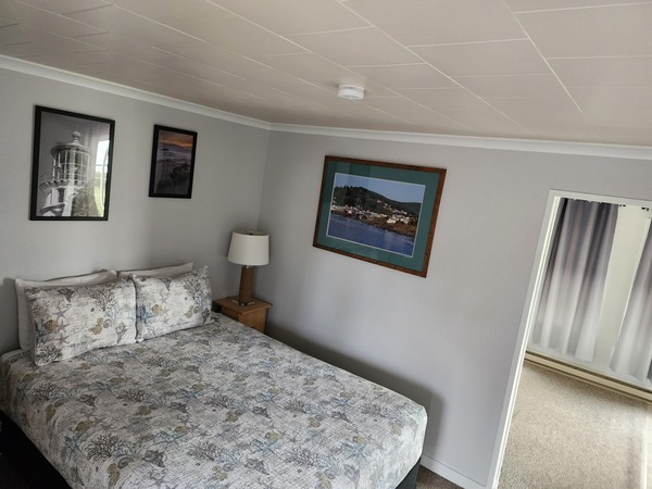 Room 5 Ground Floor Queen, Sliding Door Photo 1