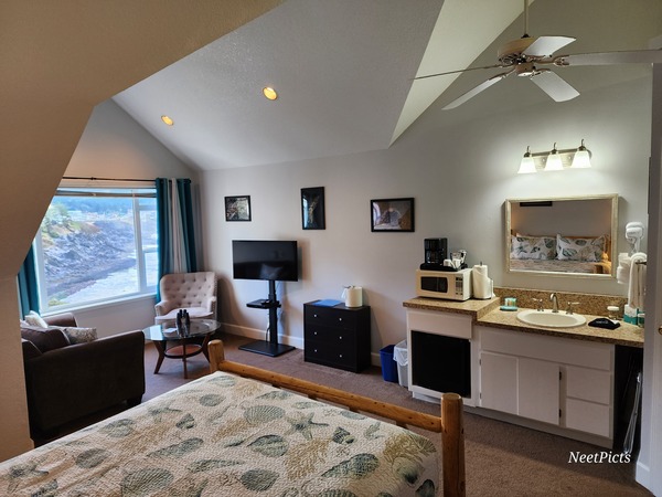 Room 11 Upper Queen w/Fireplace Photo 2