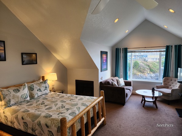 Room 11 Upper Queen w/Fireplace Photo 1