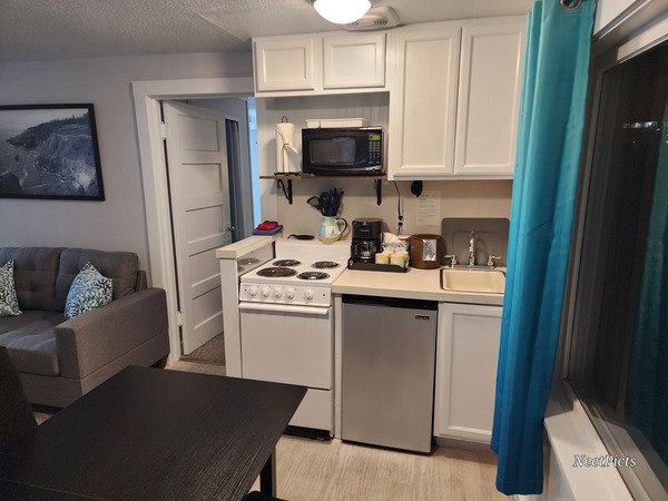 Room 3 Corner 2 bedroom (Q & 2 twins) REMODELED Photo 2