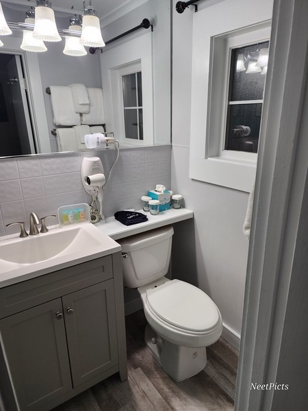 Room 3 Corner 2 bedroom (Q & 2 twins) REMODELED Photo 5