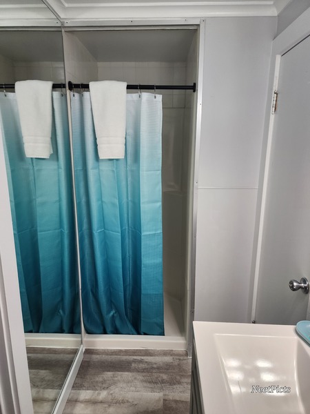 Room 3 Corner 2 bedroom (Q & 2 twins) REMODELED Photo 7