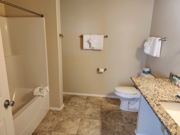 Upper East 20 Double Queen w/Balcony Photo 3