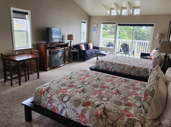 Upper East 20 Double Queen w/Balcony Photo 1