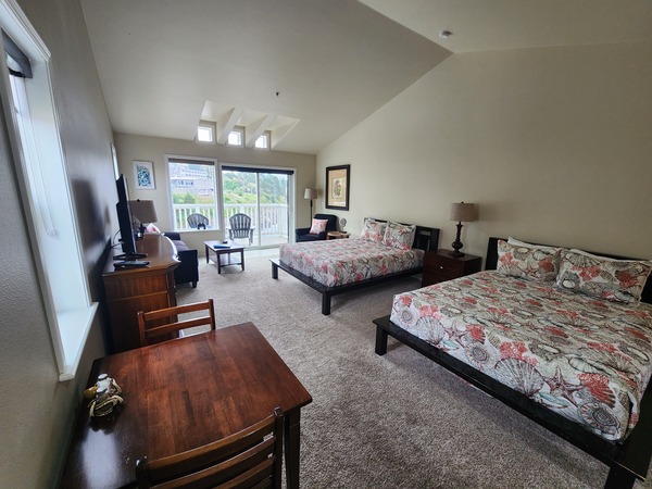 Upper East 20 Double Queen w/Balcony Photo 5