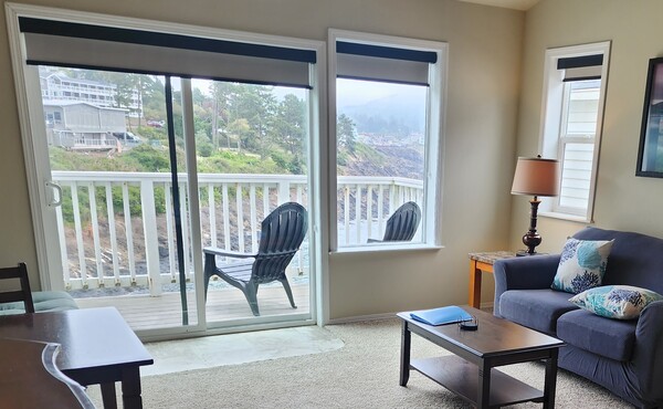 Upper East 18 King w/Balcony & Fireplace Photo 1