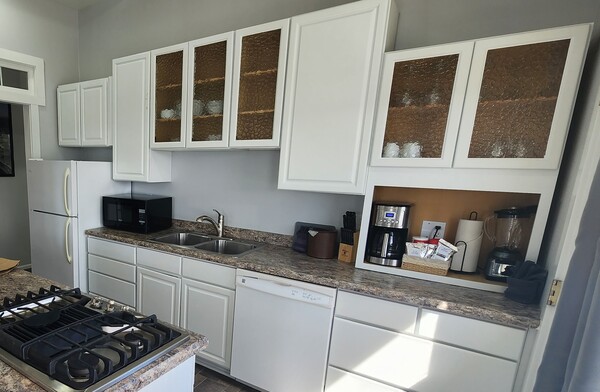 Room 14 Penthouse Suite, 2 Bedrooms, 2 Balconies, Full Kitchen REMODELED Photo 4