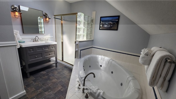 Room 14 Penthouse Suite, 2 Bedrooms, 2 Balconies, Full Kitchen REMODELED Photo 5