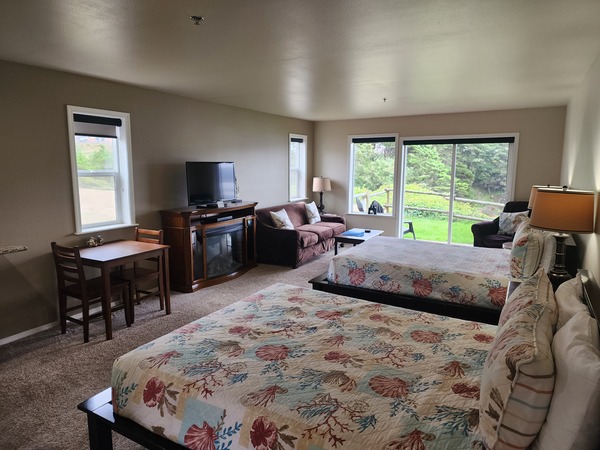 Room 15 - ADA Double Queen w/Sliding Door to Patio Photo 3